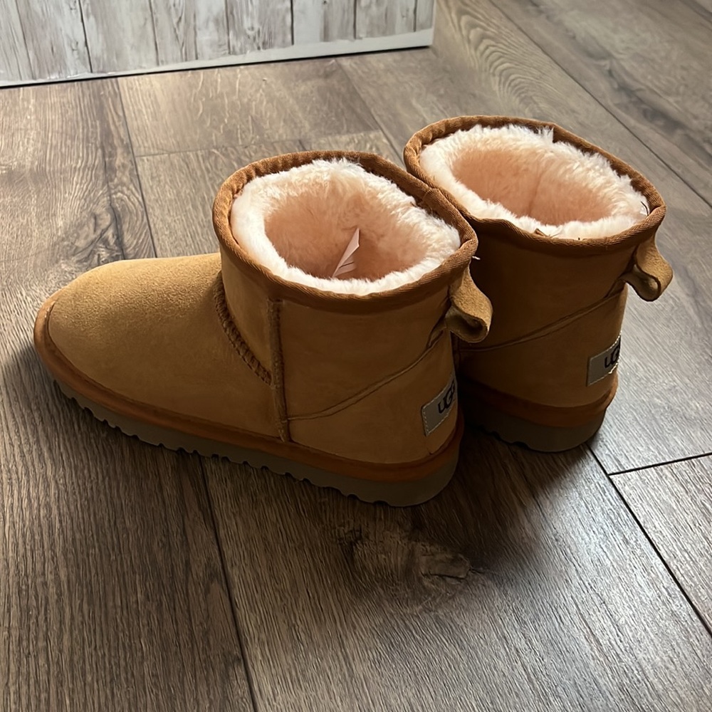 UGGS! - Picture 2 of 4